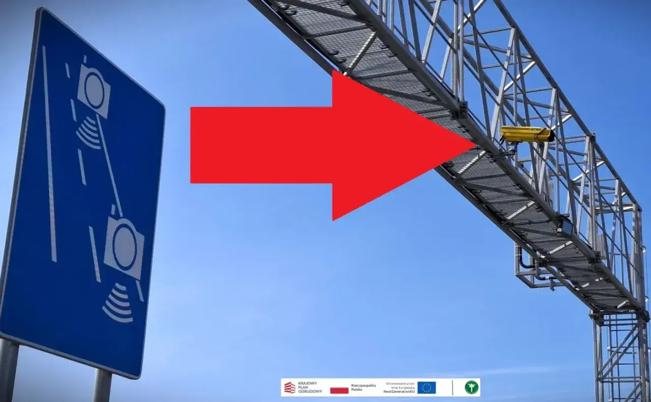 Niebieski znak informuje o odcinkowym pomiarze prędkości S7. Czerwona strzałka wskazuje na żółtą kamerę zamontowaną na konstrukcji nad drogą.