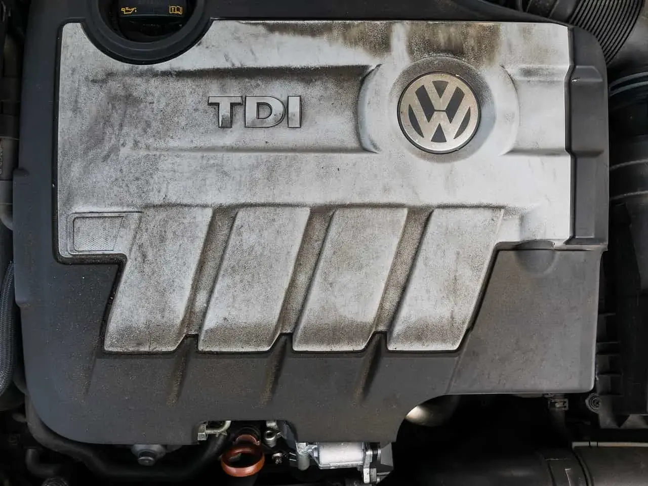 Silnik TDI Volkswagena, z widocznym logo i napisem. To serce wielu aut, a TDI to skrót od Turbocharged Direct Injection.