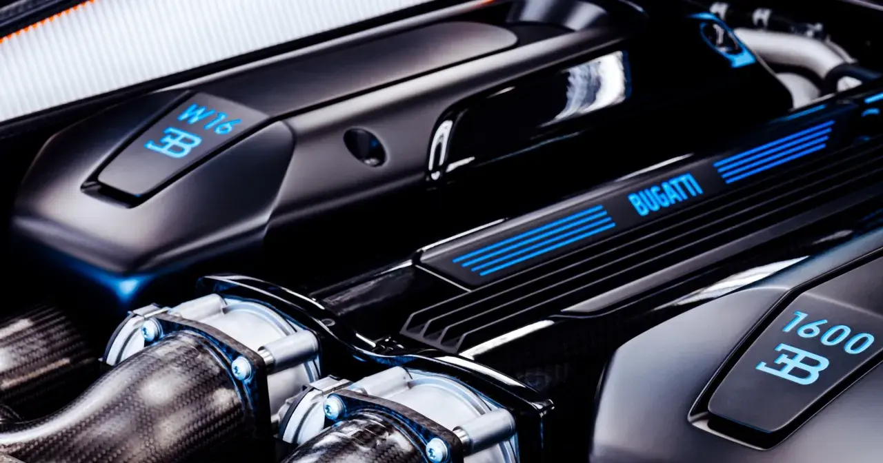 Silnik W16 Bugatti Chiron z niebieskimi akcentami i oznaczeniem 1600.