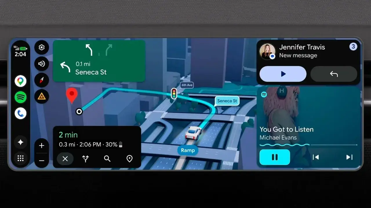 Nawigacja w najnowszej wersji Android Auto pokazuje trasę do Seneca St, powiadomienie od Jennifer Travis i odtwarzaną muzykę.