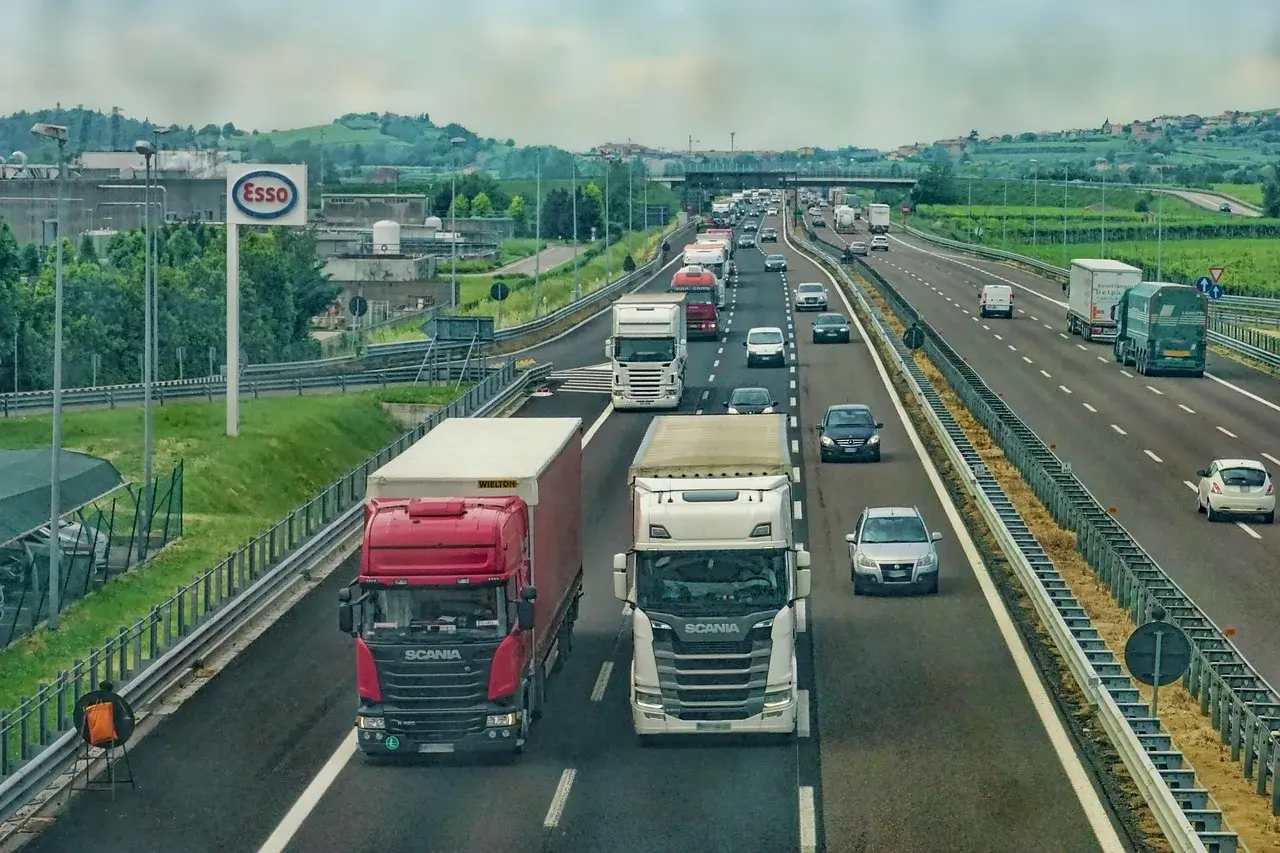 Autostrady pełne ciężarówek, jak na przykładzie z logo Esso. To obrazek pokazujący ruch drogowy, gdzie można zobaczyć, co to jest kabotaż.