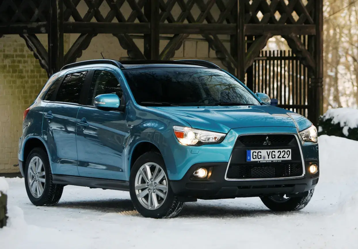 Niebieski Mitsubishi ASX na śniegu. Wiele pozytywnych mitsubishi asx opinie potwierdza jego wszechstronność.