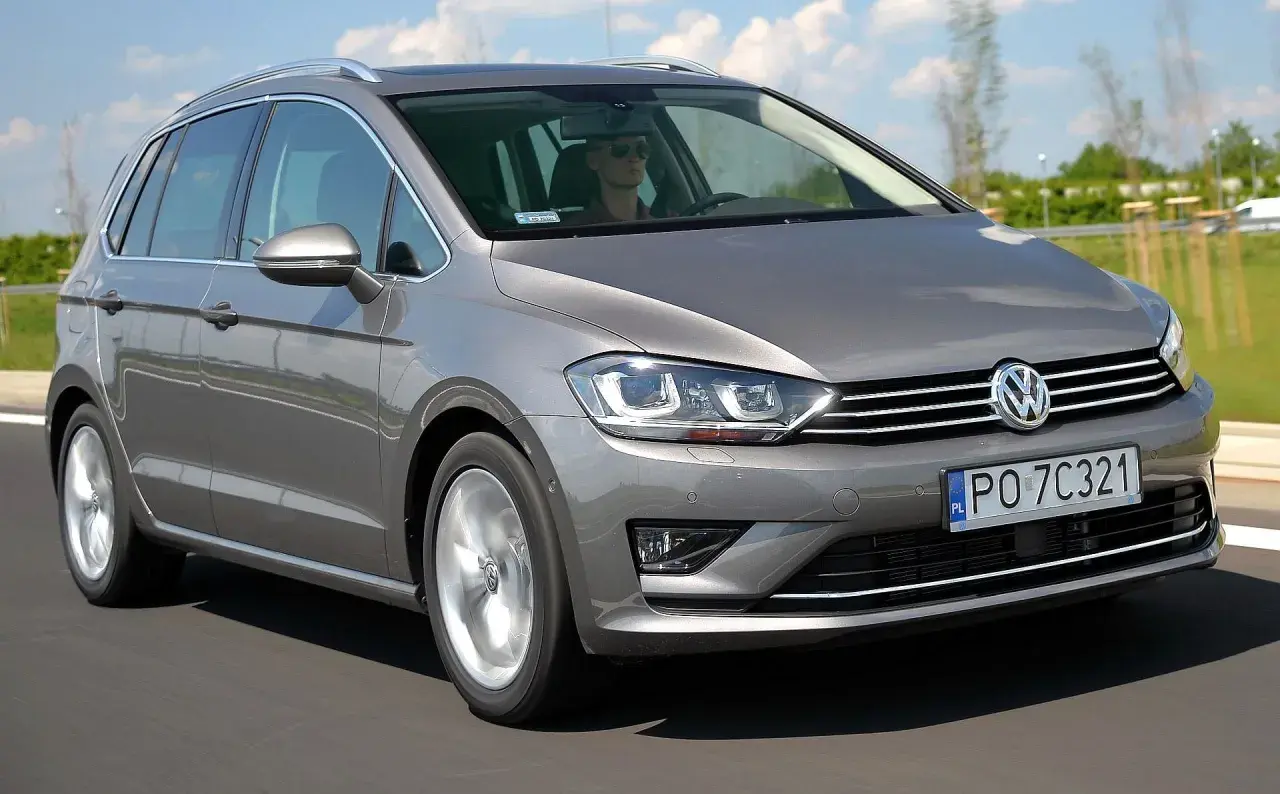 Szary Volkswagen Golf Sportsvan w ruchu drogowym. Wady tego modelu mogą dotyczyć np. wyciszenia kabiny.