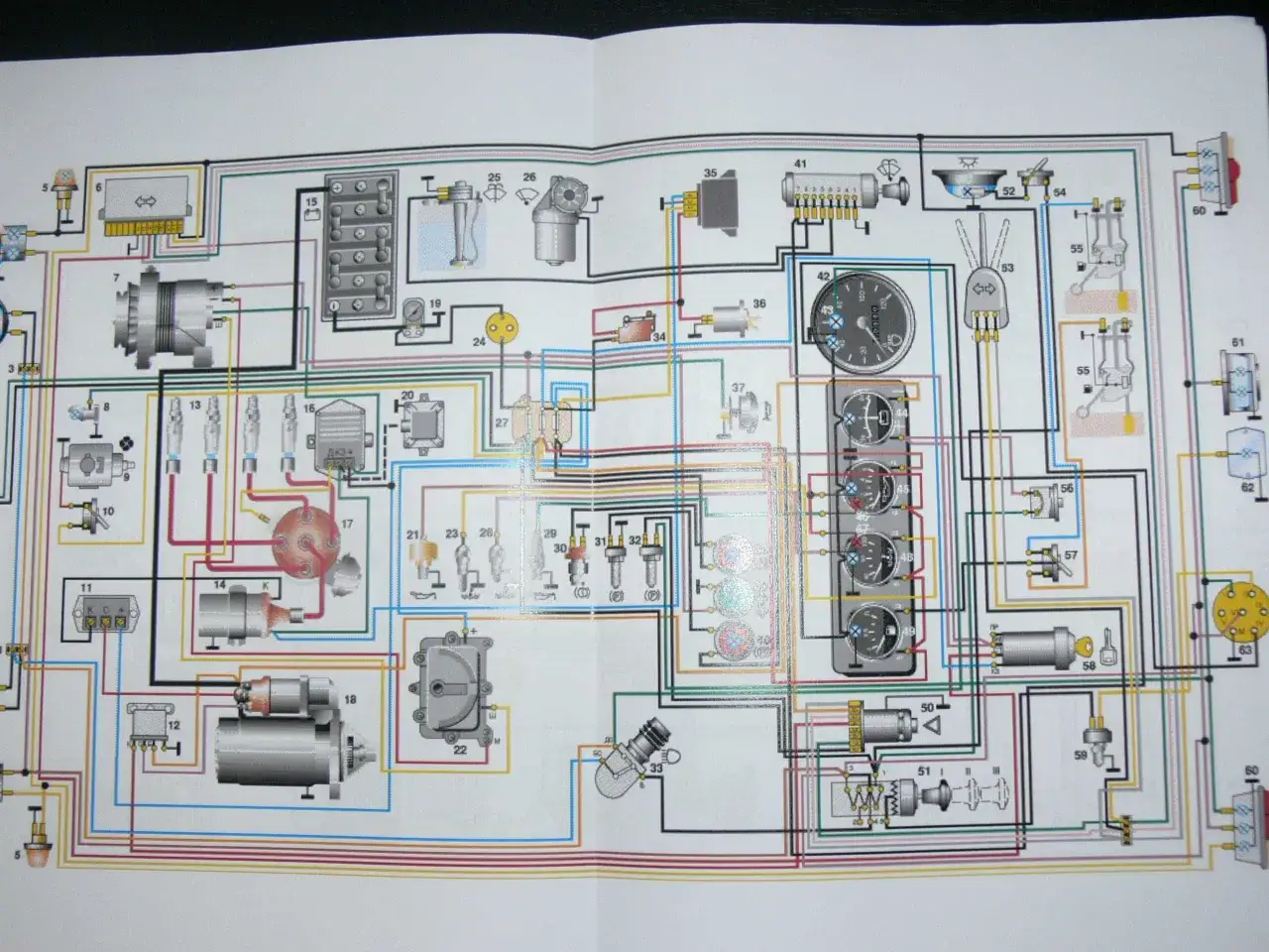 Schemat elektryczny pojazdu, przedstawiający m.in. alternator, rozrusznik, przekaźniki, bezpieczniki i wskaźniki. To jest część epc.