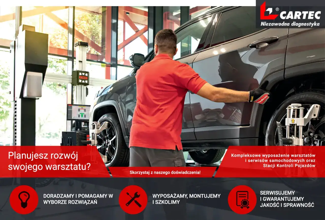 Mechanik w czerwonej koszulce pracuje przy samochodzie z użyciem sprzętu do diagnostyki. CARTEC oferuje kompleksowe wyposażenie warsztatów.