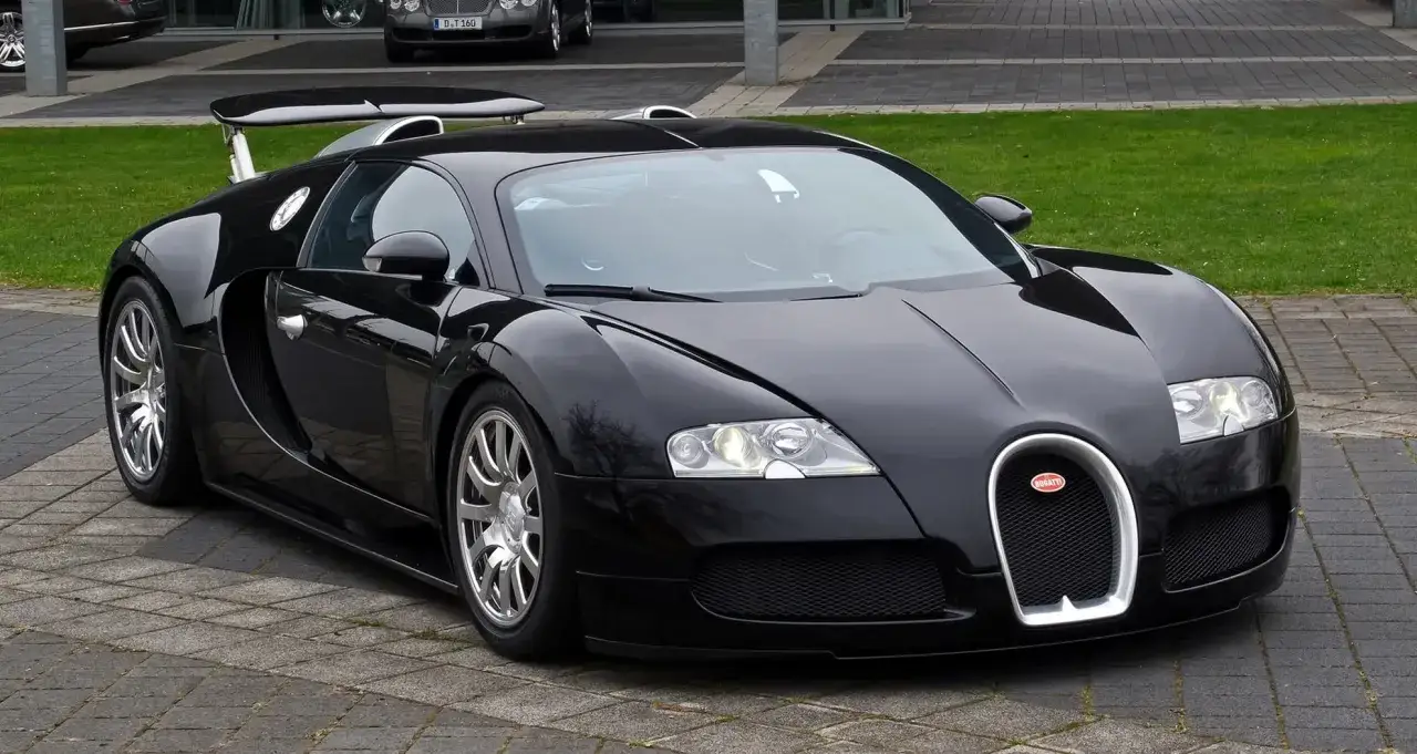 Czarny Bugatti Veyron, symbol luksusu. Zastanawiasz się, ile kosztuje Bugatti? To marzenie wielu, ale cena jest astronomiczna.