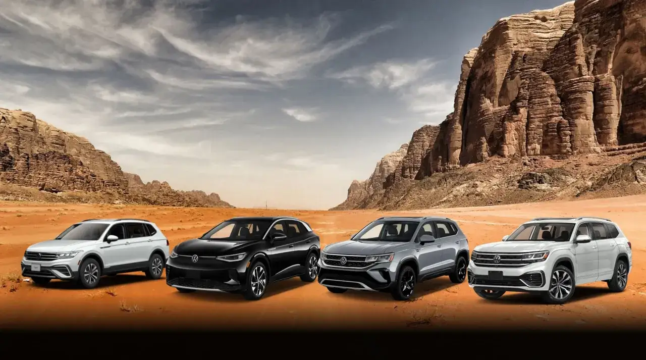 Cztery volkswagen suv modele - Tiguan, ID.4, Taos i Atlas - prezentują się na tle pustynnych krajobrazów.