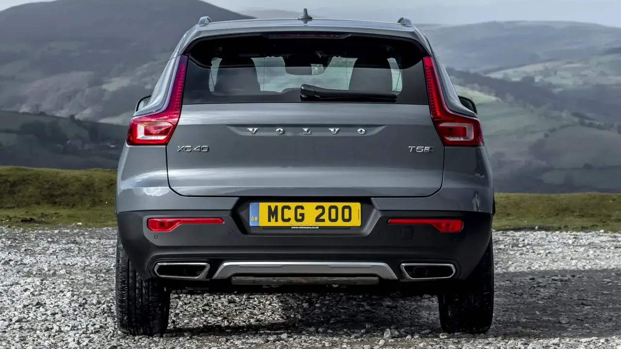 Tył szarego Volvo XC40 z tablicą rejestracyjną MCG 200. Poznaj wymiary tego kompaktowego SUV-a.