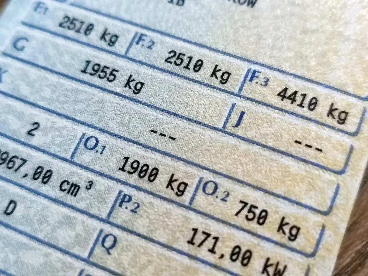 Dopuszczalna masa całkowita pojazdu to 4410 kg. Widać też masę własną 1955 kg i inne dane techniczne.