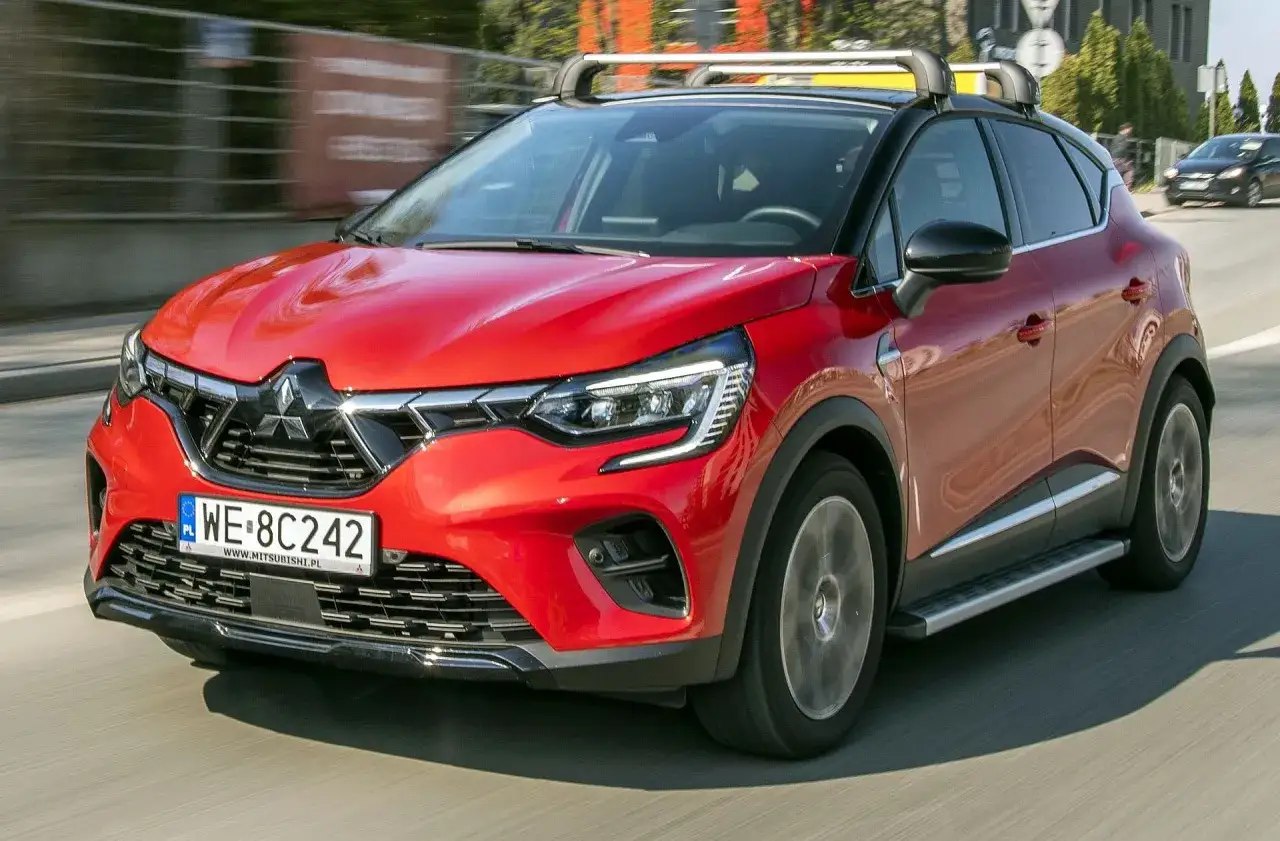 Czerwony Mitsubishi ASX na drodze. Wiele osób szuka mitsubishi asx opinie, ten model wygląda obiecująco.