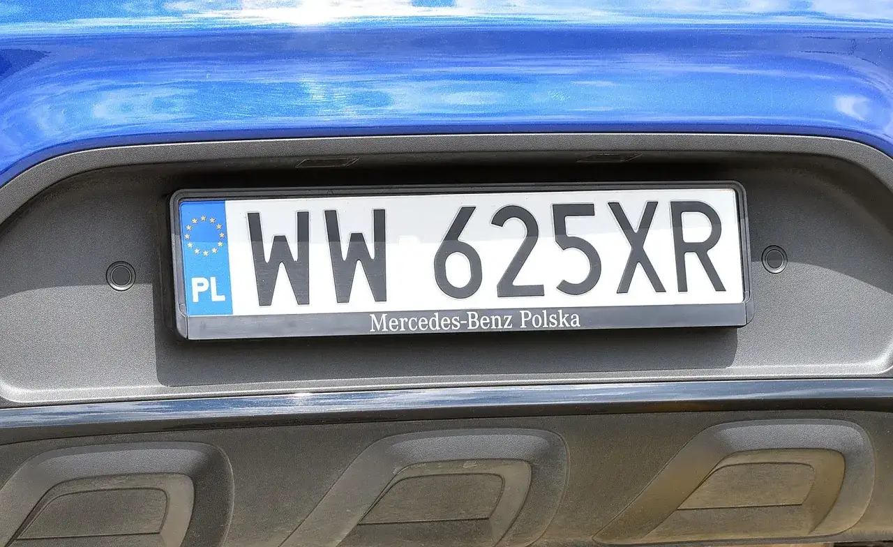 Tylna tablica rejestracyjna CGD z numerem WW 625XR na niebieskim samochodzie Mercedes-Benz Polska.