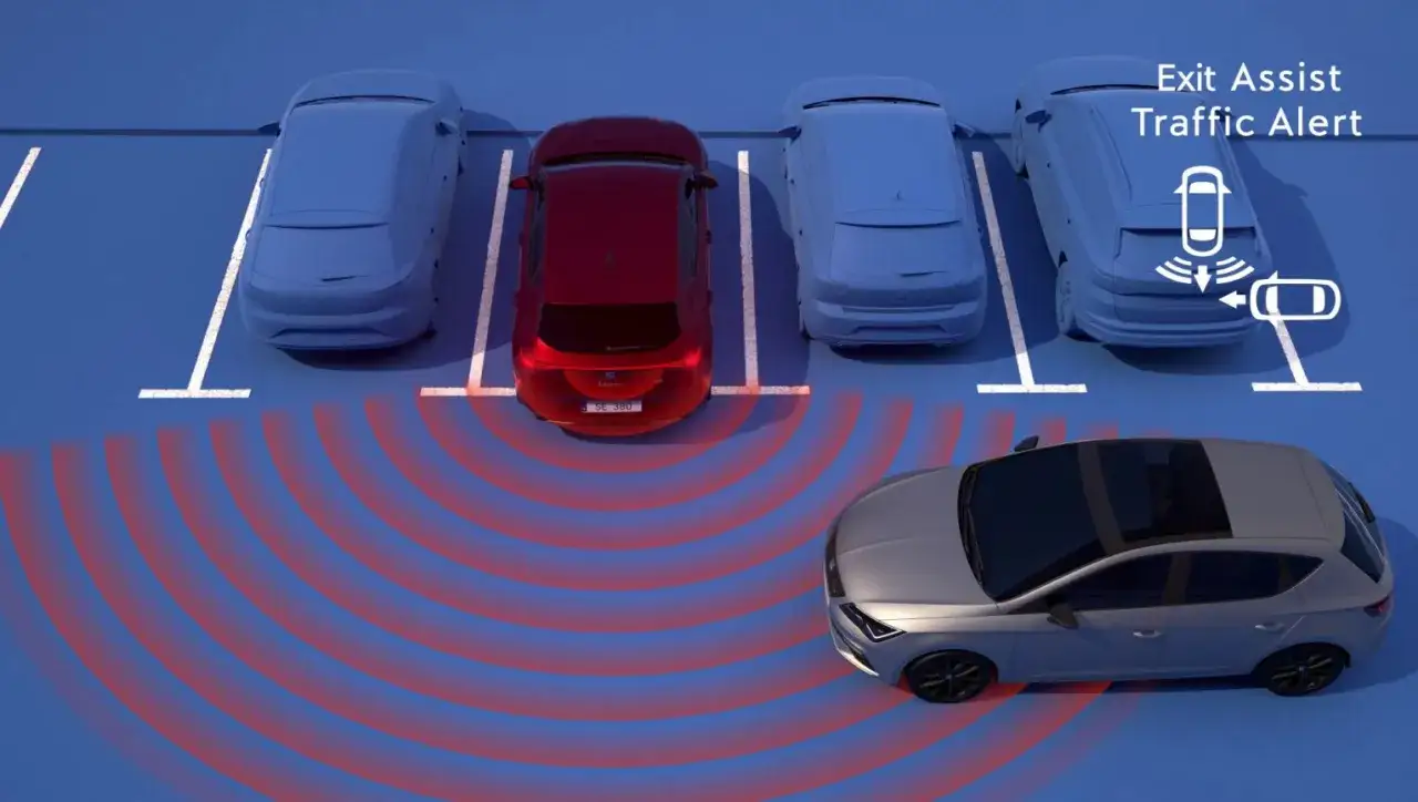 System Exit Assist Traffic Alert ostrzega przed nadjeżdżającymi pojazdami, gdy wycofujesz z miejsca parkingowego.