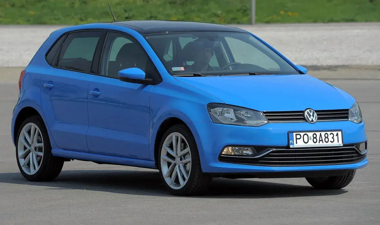 Niebieski VW Polo 1.2 benzyna z czarnym dachem, zaparkowany na zewnątrz.