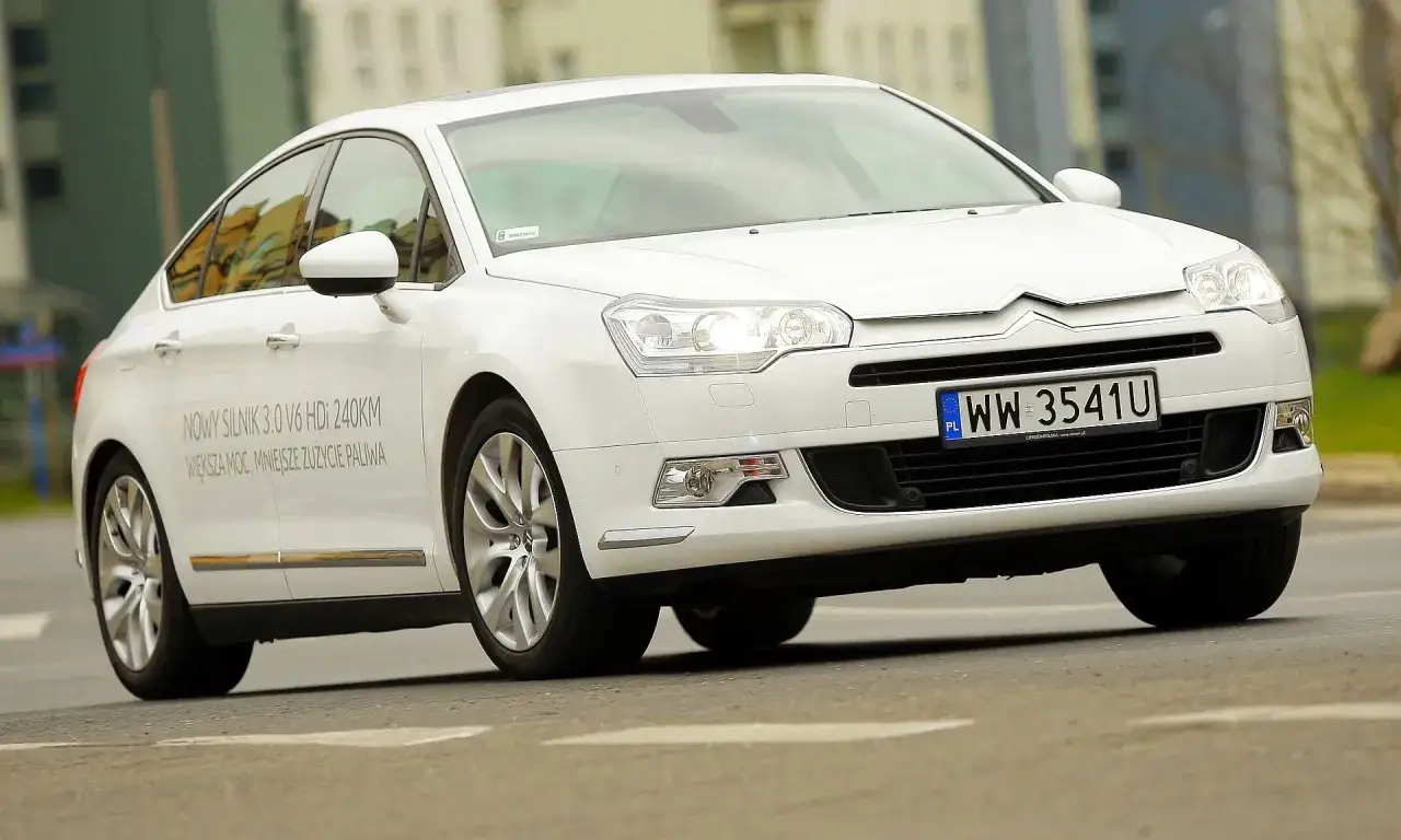 Biały Citroen C5 2.0 HDi z napisem
