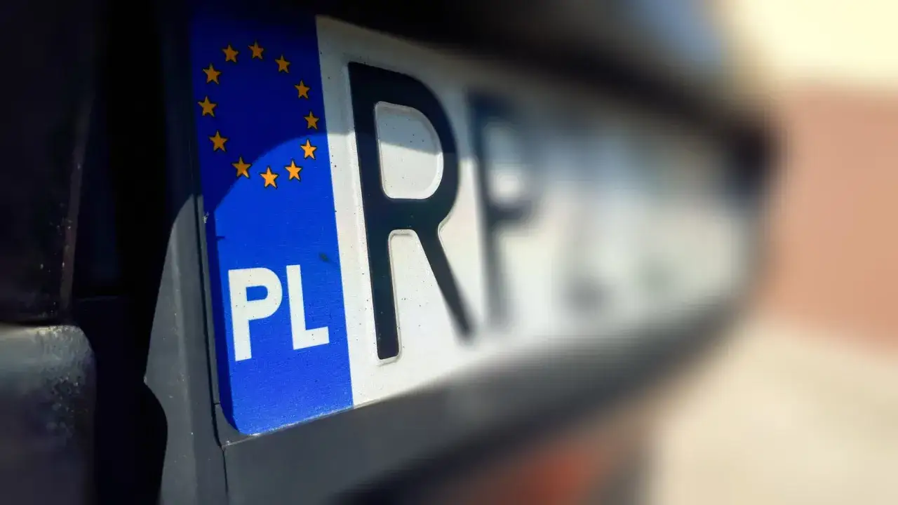 Zbliżenie na polską tablicę rejestracyjną z symbolem UE. Ktoś właśnie dokonał ksu rejestracja pojazdu.