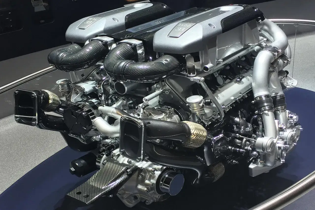 Potężny silnik W16 1500 KM z Bugatti Chiron, z elementami z włókna węglowego i chromowanymi detalami.