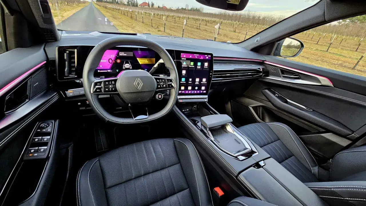 Wnętrze Renault Espace 2024 z nowoczesnym ekranem multimedialnym i cyfrowymi zegarami, gotowe na podróż przez winnice.