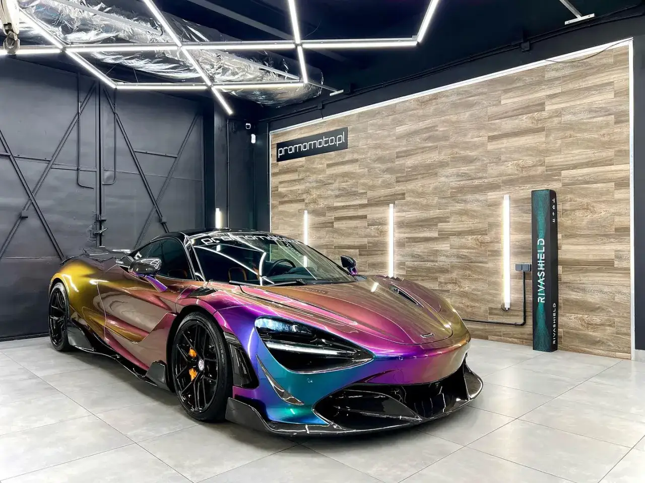McLaren w opalizującej folii, która zmienia kolor. Zastanawiasz się, ile kosztuje oklejenie auta taką metamorfozą?