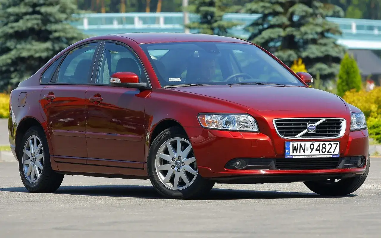 Czerwony Volvo S40 2.0 diesel zaparkowany na zewnątrz.