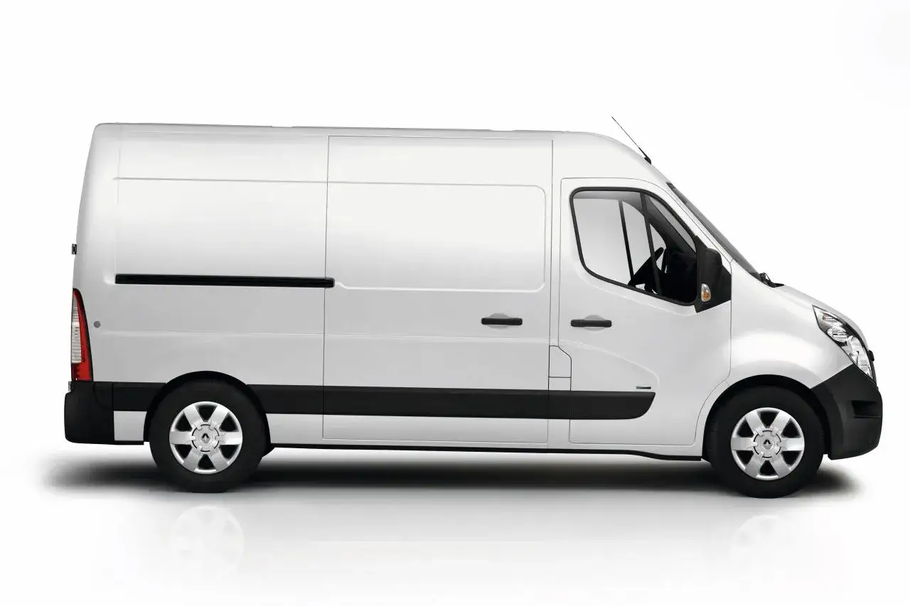 Biały van Renault Master, widok z boku. Pozwala to ocenić jego renault master wymiary i przestronność.
